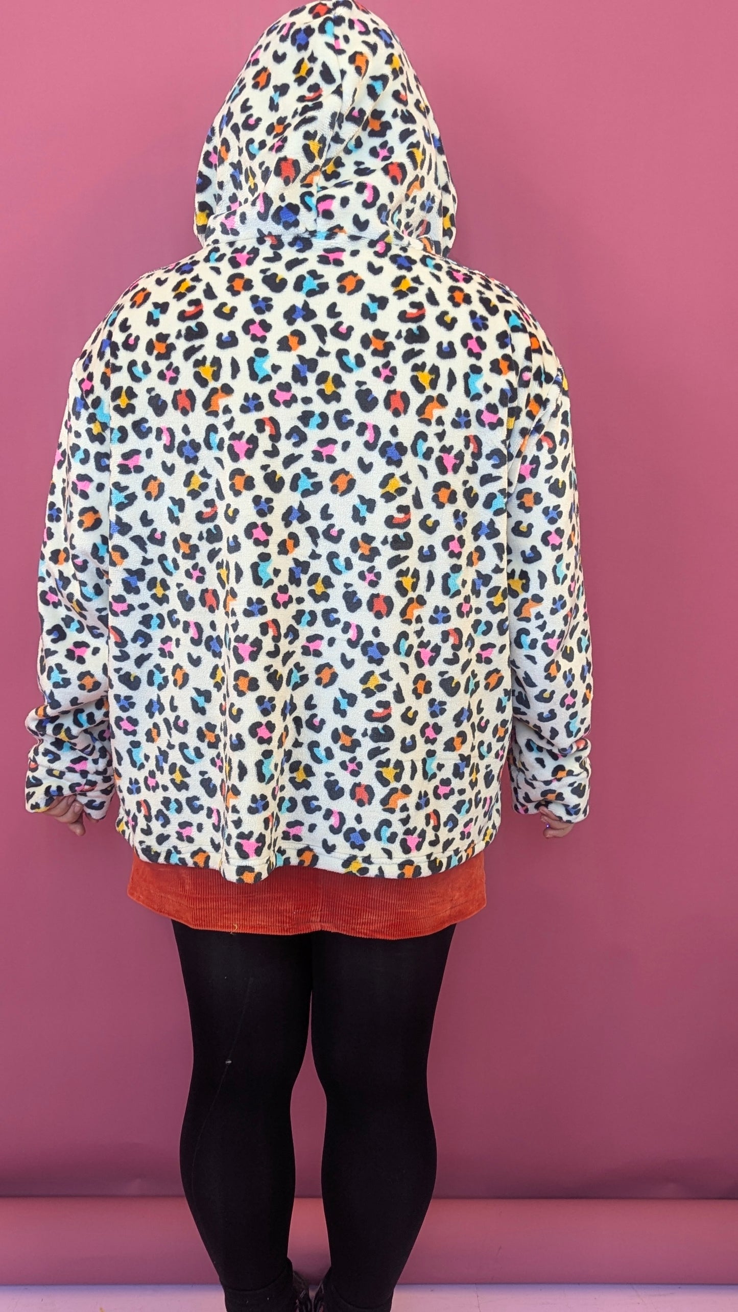 Hooded Pullover in White Leopard