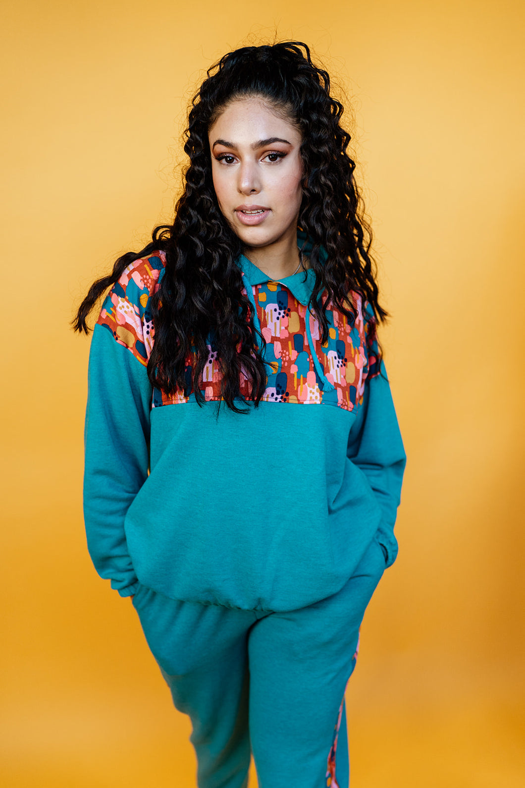 Retro Pullover in Turquoise Abstract Paint